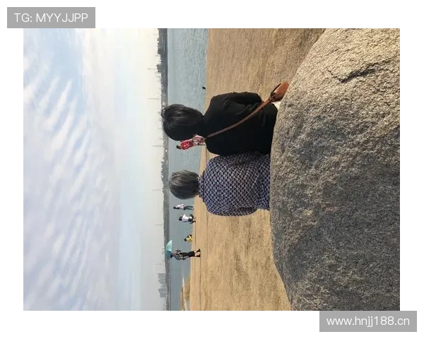 米特里策与家人共享悠闲时光 清新装扮畅享自然美景